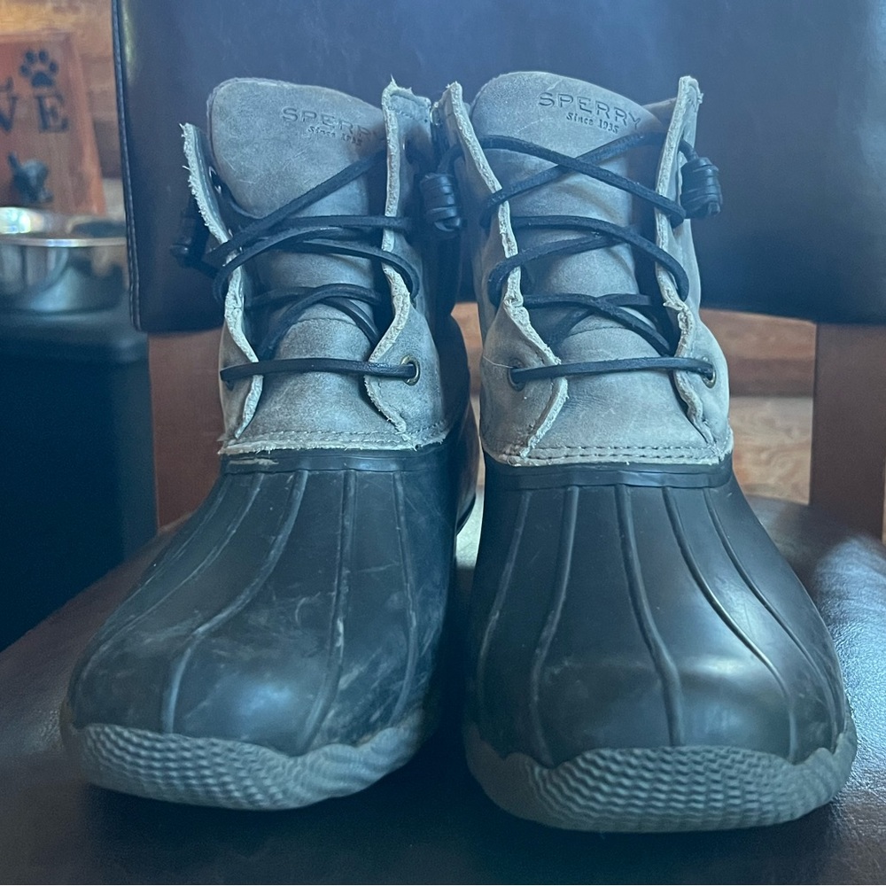 Woman’s Sperry Saltwater Duck Boot size 10